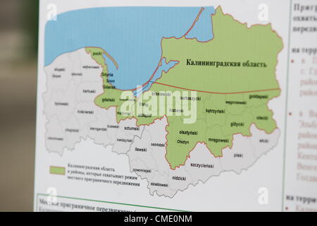 Grzechotki, Polonia venerdì 27th, Luglio 2012 Piccole transfrontalieri mappa del traffico. Polacchi e russi possono muoversi attraverso il confine con l'enclave russa di Kaliningrad (Kaliningrad Oblast) , sulla Polonia del nord della frontiera orientale, come del venerdì. Il viaggiare senza visto è il risultato di un accordo bilaterale sul cosiddetto "croce piccolo traffico di frontiera" firmato tra la Polonia e la Russia nel dicembre dello scorso anno. Foto Stock