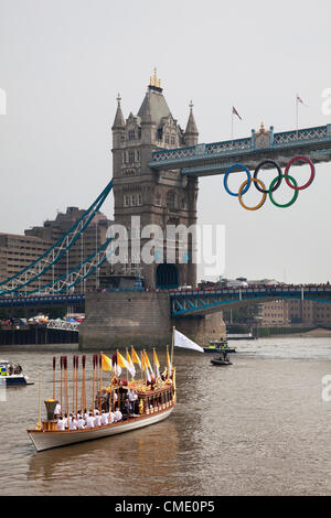 Londra, Regno Unito. Venerdì 27 Luglio 2012. Il London 2012 Giochi Olimpici torcia rende il modo fino al Fiume Tamigi nel giorno finale della torcia relè. Il corteo, guidati dall'ufficiale Royal Barge, Vincenzo è arrivato a destinazione finale presso il Tower Bridge. Credito: Michael Kemp / Alamy Live News. Foto Stock