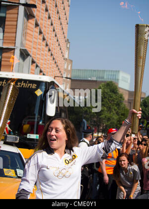 Londra, Regno Unito. 26 Luglio, 2012. Trasportare la torcia Olimpica attraverso Southwark, Londra Foto Stock