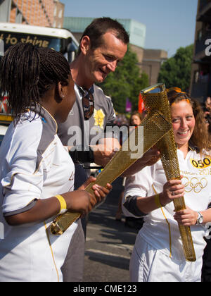 Londra, Regno Unito. 26 Luglio, 2012. Passando la torcia olimpica a Southwark 2, London - 26 Luglio Foto Stock