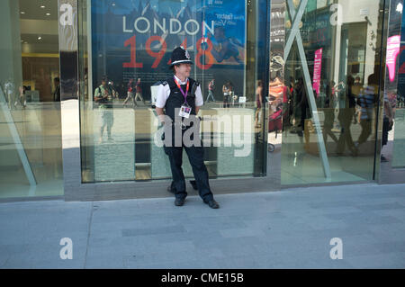 26 Luglio, 2012. Stratford London, Regno Unito. Poliziotto britannico sta al di fuori di Omega store per fornire ulteriore protezione ai Giochi Olimpici di Londra 2012 Foto Stock