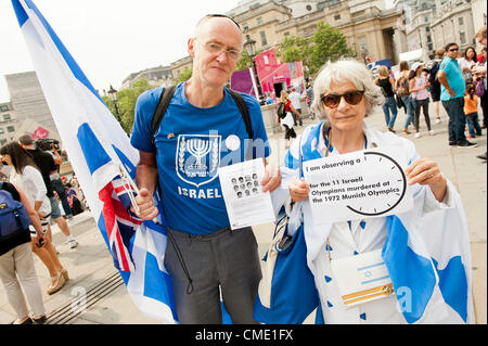 Trafalgar Square, Londra, UK, 27 luglio 2012. Gli israeliani si radunano in Trafalgar Square di osservare un minuto di silenzio in memoria dei 11 atleti e un poliziotto ucciso durante i Giochi Olimpici di Monaco nel 1972. Pic: Guy Bell/Alamy Live News Foto Stock