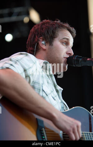 WHEATLAND, CA - Luglio 23: l'Easton Corbin apre per Brad Paisley per la fuga di Realtà Virtuale World Tour al Sleep Train Anfiteatro romano di Wheatland, California sulla luglio 23, 2011 Foto Stock