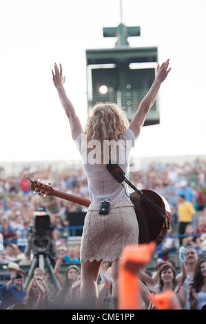 WHEATLAND, CA - Luglio 26: Kimberly Perry della Band Perry svolge in parte di Brad Paisley Virtual Reality Tour 2012 al Sleep Train anfiteatro sulla luglio 26, 2012 in Wheatland, California. (Foto di Randy Miramontez) Foto Stock