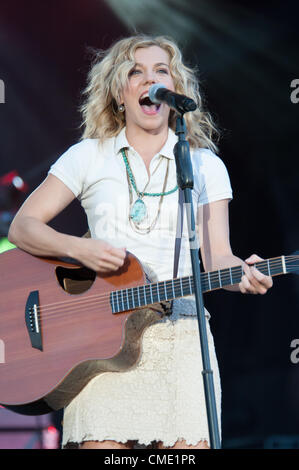 WHEATLAND, CA - Luglio 26: Kimberly Perry della Band Perry svolge in parte di Brad Paisley Virtual Reality Tour 2012 al Sleep Train anfiteatro sulla luglio 26, 2012 in Wheatland, California. (Foto di Randy Miramontez) Foto Stock