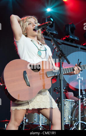 WHEATLAND, CA - Luglio 26: Kimberly Perry della Band Perry svolge in parte di Brad Paisley Virtual Reality Tour 2012 al Sleep Train anfiteatro sulla luglio 26, 2012 in Wheatland, California. (Foto di Randy Miramontez) Foto Stock