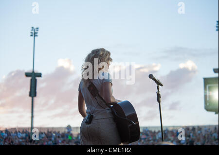 WHEATLAND, CA - Luglio 26: Kimberly Perry della Band Perry svolge in parte di Brad Paisley Virtual Reality Tour 2012 al Sleep Train anfiteatro sulla luglio 26, 2012 in Wheatland, California. (Foto di Randy Miramontez) Foto Stock