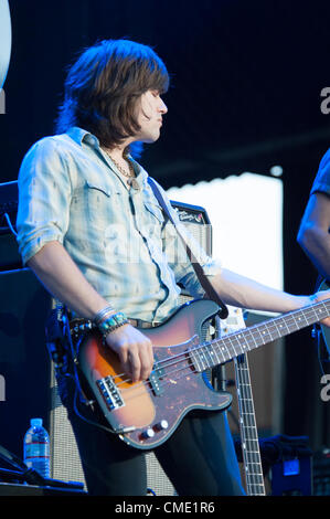 WHEATLAND, CA - Luglio 26: Reid Perry della Band Perry esegue come parte di Brad Paisley Virtual Reality Tour 2012 al Sleep Train anfiteatro sulla luglio 26, 2012 in Wheatland, California. (Foto di Randy Miramontez) Foto Stock