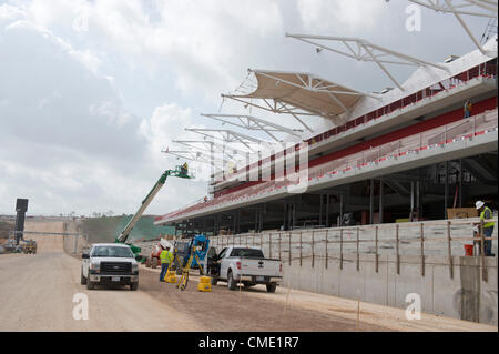 Tre mesi prima della prevista una gara di Formula Uno a metà novembre, appaltatori lavorano tutto il giorno per completare il circuito delle Americhe racetrack nel Texas centrale al di fuori di Austin. Il 3.4 miglio via offre una brusca salita a sua volta seguita da uno di una severa per la svolta a sinistra dopo il 113-piede aumento. Foto Stock