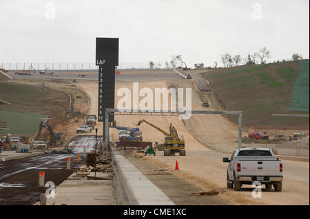 Tre mesi prima della prevista una gara di Formula Uno a metà novembre, appaltatori lavorano tutto il giorno per completare il circuito delle Americhe racetrack nel Texas centrale al di fuori di Austin. Il 3.4 miglio via offre una brusca salita a sua volta seguita da uno di una severa per la svolta a sinistra dopo il 113-piede aumento. Foto Stock