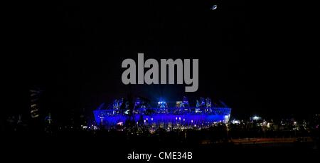 Luglio 28, 2012 - Londra, Inghilterra, Regno Unito - l'Olympic Staidum è illuminato in blu durante la cerimonia di apertura di Londra 2012 Olimpiadi di estate. (Credito Immagine: © Mark Makela/ZUMAPRESS.com) Foto Stock