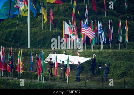 Luglio 28, 2012 - Londra, Inghilterra, Regno Unito - la bandiera olimpica è portato dalla guardia ora durante le Olimpiadi 2012 Cerimonia di apertura presso lo Stadio Olimpico il 28 luglio 2012 a Londra, Regno Unito. (Credito Immagine: © Paul Kitagaki Jr./ZUMAPRESS.com) Foto Stock