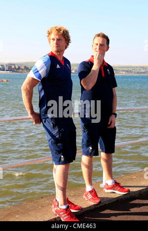 Stevie Morrison (R) e Ben Rhodes del Team GB nella vela olimpica evento a Weymouth durante la serata di apertura delle Olimpiadi Foto Stock