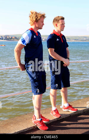 Stevie Morrison (R) e Ben Rhodes del Team GB nella vela olimpica evento a Weymouth durante la serata di apertura delle Olimpiadi Foto Stock