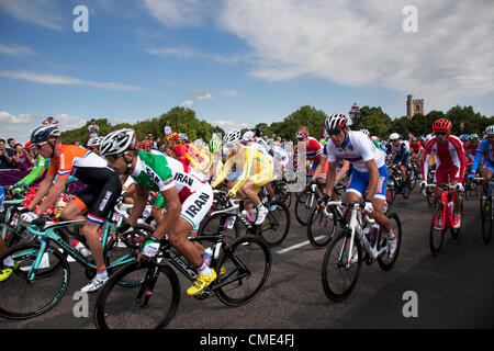 Londra, Regno Unito. Sabato 28 Luglio 2012. A Putney Bridge di Londra, il gruppetto di piloti in uomini squadra Road Race pass. Foto Stock