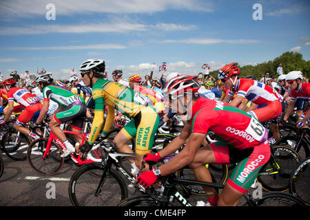 Londra, Regno Unito. Sabato 28 Luglio 2012. A Putney Bridge di Londra, il gruppetto di piloti in uomini squadra Road Race pass. Foto Stock