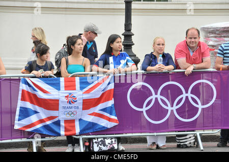 Hyde Park Corner, Londra, Regno Unito. Il 28 luglio 2012 la folla attendere la mens escursioni in bicicletta da corsa su strada per tornare indietro a Hyde Park Corner, come la gara arriva alla fine. Foto Stock