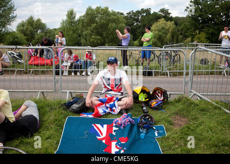 Olimpiadi di Londra 2012. Richmond Park, Londra. 28.07.2012 Foto mostra persone enjoyinh sunshine prima di vedere la mens Olympic Escursioni in bicicletta da corsa su strada passa attraverso il parco di Richmond oggi. Foto Stock