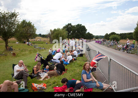 Olimpiadi di Londra 2012. Richmond Park, Londra. 28.07.2012 Foto mostra la folla che rivendicano le loro posizioni lungo la strada al sole prima di vedere la mens Olympic Escursioni in bicicletta da corsa su strada passa attraverso il parco di Richmond oggi. Foto Stock