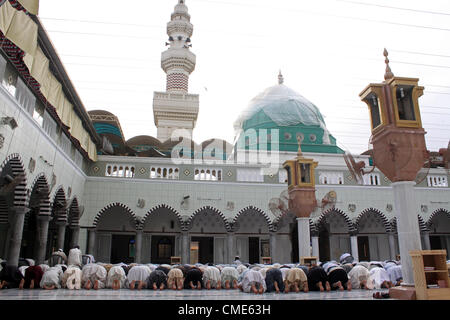 Il pakistan musulmani offrono la preghiera in una moschea durante il mese sacro del Ramadan a Karachi Luglio 28, 2012. Il Ramadan è il mese sacro dei musulmani in cui essi velocemente per Dio Onnipotente. Foto Stock