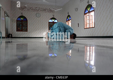 Un musulmano pakistano boy ti offre la preghiera in una moschea durante il mese sacro del Ramadan a Karachi Luglio 28, 2012. Il Ramadan è il mese sacro dei musulmani in cui essi velocemente per Dio Onnipotente. Foto Stock