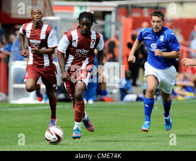 28.07.2012. Cheltenham, Inghilterra.Cheltenham's Jermain McGlashan in azione durante la pre-stagione amichevole gioco tra Cheltenham e Birmingham dal Business Abbey Stadium. Foto Stock