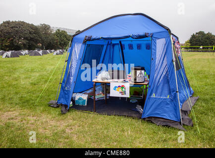 Richmond Upon Thames College, Twickenham, Greater London, Regno Unito - una tenda village è apparso su un campo presso il collegio la scorsa settimana. La società London tende, offre una conveniente alloggio in camping con buone strutture. Giochi olimpici di volontari da tutto il mondo vengono a stare qui. Foto Stock