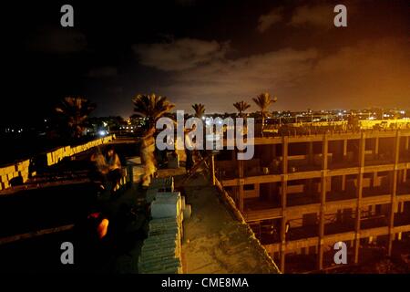 Luglio 28, 2012 - Gaza City, nella Striscia di Gaza, Territori palestinesi - palestinesi lavoratori edili lavorare di notte a Deir al-Balah nella zona centrale della striscia di Gaza il 29 luglio 2012. Costruzione palestinese i lavoratori lavorano durante la notte nel mese di Ramadan a causa delle elevate temperature che si possono non funzionare durante il giorno quando sono il digiuno e non riesco a bere qualsiasi acqua (credito Immagine: © Ashraf Amra/immagini APA/ZUMAPRESS.com) Foto Stock