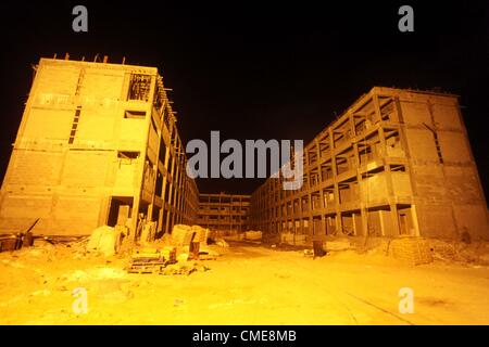 Luglio 28, 2012 - Gaza City, nella Striscia di Gaza, Territori palestinesi - palestinesi lavoratori edili lavorare di notte a Deir al-Balah nella zona centrale della striscia di Gaza il 29 luglio 2012. Costruzione palestinese i lavoratori lavorano durante la notte nel mese di Ramadan a causa delle elevate temperature che si possono non funzionare durante il giorno quando sono il digiuno e non riesco a bere qualsiasi acqua (credito Immagine: © Ashraf Amra/immagini APA/ZUMAPRESS.com) Foto Stock
