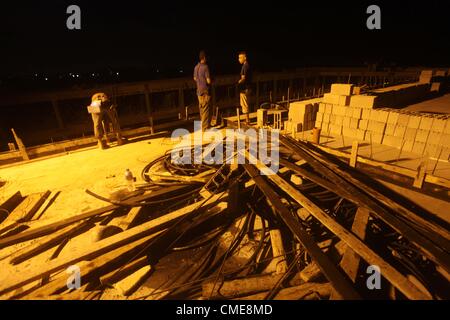 Luglio 28, 2012 - Gaza City, nella Striscia di Gaza, Territori palestinesi - palestinesi lavoratori edili lavorare di notte a Deir al-Balah nella zona centrale della striscia di Gaza il 29 luglio 2012. Costruzione palestinese i lavoratori lavorano durante la notte nel mese di Ramadan a causa delle elevate temperature che si possono non funzionare durante il giorno quando sono il digiuno e non riesco a bere qualsiasi acqua (credito Immagine: © Ashraf Amra/immagini APA/ZUMAPRESS.com) Foto Stock