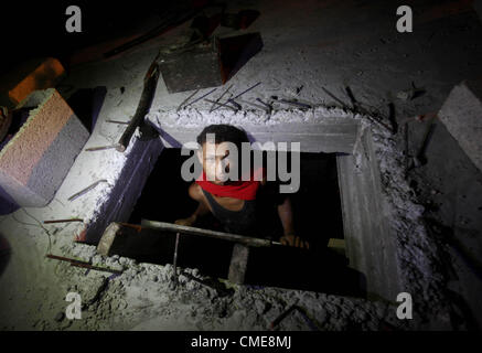 Luglio 28, 2012 - Gaza City, nella Striscia di Gaza, Territori palestinesi - palestinesi lavoratori edili lavorare di notte a Deir al-Balah nella zona centrale della striscia di Gaza il 29 luglio 2012. Costruzione palestinese i lavoratori lavorano durante la notte nel mese di Ramadan a causa delle elevate temperature che si possono non funzionare durante il giorno quando sono il digiuno e non riesco a bere qualsiasi acqua (credito Immagine: © Ashraf Amra/immagini APA/ZUMAPRESS.com) Foto Stock