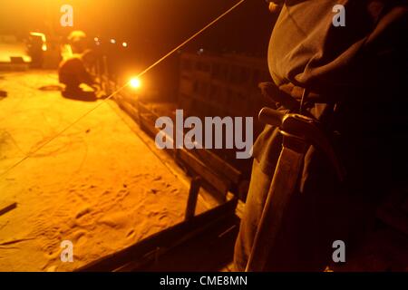 Luglio 28, 2012 - Gaza City, nella Striscia di Gaza, Territori palestinesi - palestinesi lavoratori edili lavorare di notte a Deir al-Balah nella zona centrale della striscia di Gaza il 29 luglio 2012. Costruzione palestinese i lavoratori lavorano durante la notte nel mese di Ramadan a causa delle elevate temperature che si possono non funzionare durante il giorno quando sono il digiuno e non riesco a bere qualsiasi acqua (credito Immagine: © Ashraf Amra/immagini APA/ZUMAPRESS.com) Foto Stock