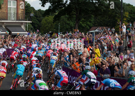 Il peloton tasse intorno a Hampton Court durante il 2012 Olympic Road Race per gli uomini, 27 luglio 2012 NB in Kazakistan Alexandre Vinokourov il vincitore è in luce blu in basso a sinistra Foto Stock