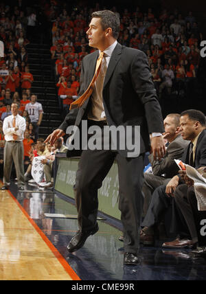 Gen 26, 2012 - Charlottesville, Virginia, Stati Uniti - Virginia head coach Tony Bennett durante la partita contro il Boston College sabato 26 febbraio, 2012 a Charlottesville, Virginia Virginia ha sconfitto il Boston College 66-49. (Credito Immagine: © Andrew Shurtleff/ZUMAPRESS.com) Foto Stock