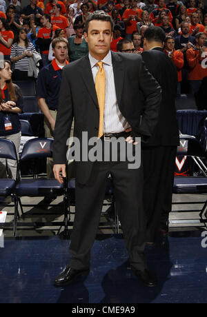 Gen 26, 2012 - Charlottesville, Virginia, Stati Uniti - Virginia head coach Tony Bennett durante la partita contro il Boston College sabato 26 febbraio, 2012 a Charlottesville, Virginia Virginia ha sconfitto il Boston College 66-49. (Credito Immagine: © Andrew Shurtleff/ZUMAPRESS.com) Foto Stock