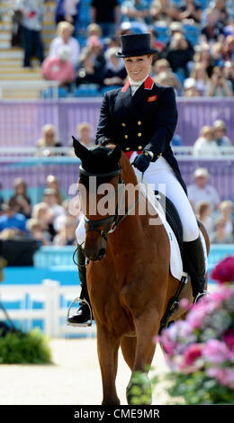 29.07.2012. Il parco di Greenwich, Londra, Inghilterra. Zara Phillips GBR concorrenti su Alta unito alla fase di Dressage della Olympic Equestrian eventing evento Foto Stock