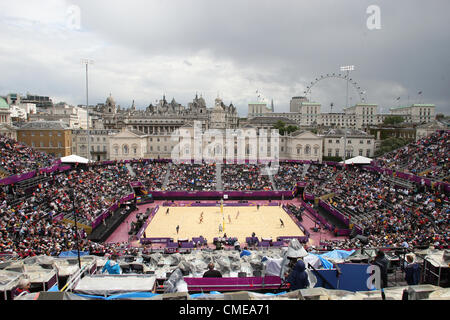 La sfilata delle Guardie a Cavallo MENS BEACH VOLLEY la sfilata delle Guardie a Cavallo Londra Inghilterra 29 Luglio 2012 Foto Stock