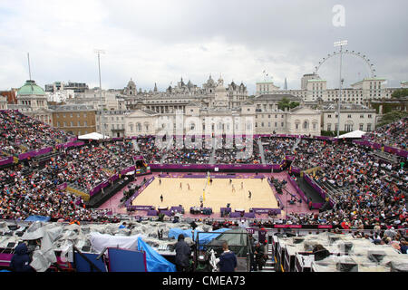 La sfilata delle Guardie a Cavallo MENS BEACH VOLLEY la sfilata delle Guardie a Cavallo Londra Inghilterra 29 Luglio 2012 Foto Stock