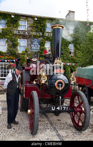 Keith Cullins con il suo 1917 MTOTO Fowler Tractor Engine al mercato di Leyburn   uno dei più grandi eventi nel calendario di Leyburn il Weekend di re-enactment degli anni '40, un evento estivo nel luglio 2012, Wensleydale, North Yorkshire Dales, Richmondshire, UK Foto Stock