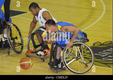 JOHANNESBURG, SUD AFRICA - 28 luglio, Guillermo alzate di Columbia durante la SASOL basket in carrozzella match tra il Sud Africa e la Columbia a Mandeville Centro sportivo sulla luglio 28, 2012 a Johannesburg, Sud Africa Foto di Lee Warren / Gallo immagini Foto Stock