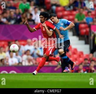 26.07.2012 Manchester, Inghilterra. Emirati Arabi Uniti defender Hamdan Al Kamali e Uruguay avanti Luis Suárez in azione durante il primo turno gruppo A mens match tra gli Emirati arabi uniti e Uruguay a Old Trafford. Foto Stock