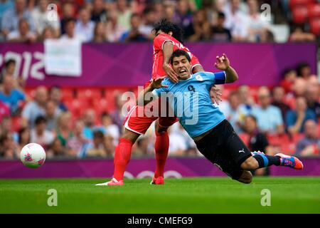 26.07.2012 Manchester, Inghilterra. Uruguay avanti Luis Suárez e Emirati Arabi Uniti defender Hamdan Al Kamali in azione durante il primo turno gruppo A mens match tra gli Emirati arabi uniti e Uruguay a Old Trafford. Foto Stock