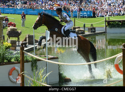 30.07.2012. Londra Inghilterra. La Germania eventing rider Peter Thomsen salta con il suo cavallo Barny un ostacolo durante la gestione degli eventi Cross Country del concorso equestre in Greenwich Park a Londra 2012 Giochi Olimpici di Londra, Gran Bretagna, 30 luglio 2012. Foto Stock