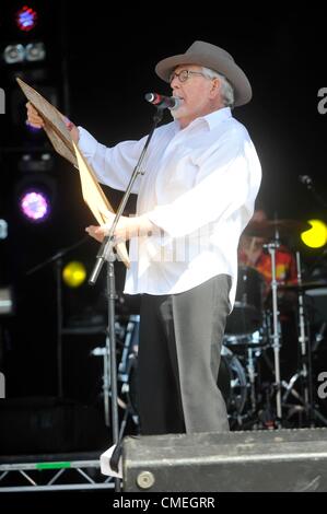 Il 29 luglio 2012. Rolf Harris dal vivo sul palco a Camp Bestival Lulworth Castle Dorset. Foto Stock