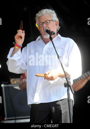 Il 29 luglio 2012. Rolf Harris dal vivo sul palco a Camp Bestival Lulworth Castle Dorset. Foto Stock