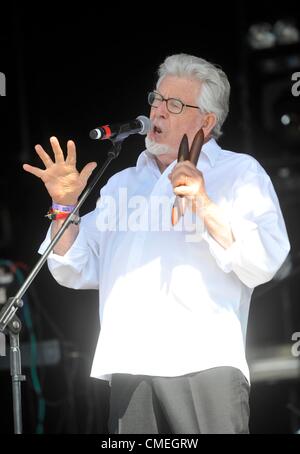 Il 29 luglio 2012. Rolf Harris dal vivo sul palco a Camp Bestival Lulworth Castle Dorset. Foto Stock