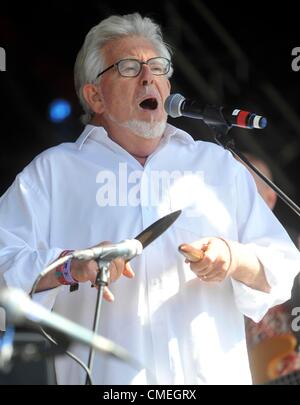 Il 29 luglio 2012. Rolf Harris dal vivo sul palco a Camp Bestival Lulworth Castle Dorset. Foto Stock