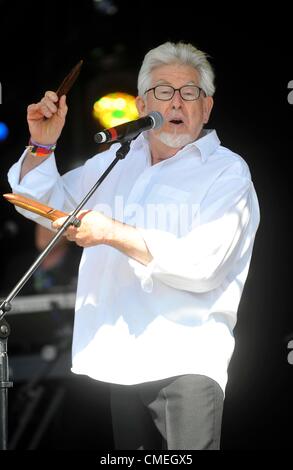 Il 29 luglio 2012. Rolf Harris dal vivo sul palco a Camp Bestival Lulworth Castle Dorset. Foto Stock