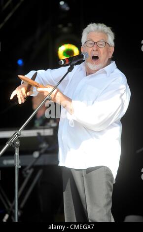 Il 29 luglio 2012. Rolf Harris dal vivo sul palco a Camp Bestival Lulworth Castle Dorset. Foto Stock