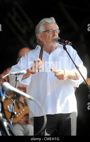 Il 29 luglio 2012. Rolf Harris dal vivo sul palco a Camp Bestival Lulworth Castle Dorset. Foto Stock